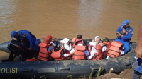 Berangkat Ke Sekolah Naik Perahu, Karena Jembatan Diterjang Banjir