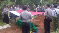 Mengiringi Pemakaman Aiptu Kuspandi Tembakan Salto Keudara