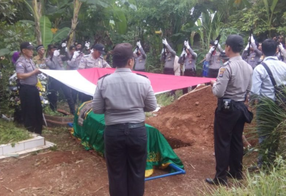 Mengiringi Pemakaman Aiptu Kuspandi Tembakan Salto Keudara